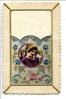 CPA Brodée Ecrite * Fleurs Avec Portrait De Jeune Femme * Fait Pochette - Brodées