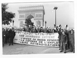 PHOTO DE PRESSE 1972, LES MINEURS DES POTASSES D'ALSACE SONT VENUS DE MULHOUSE MANIFESTER A PARIS, CHAMPS ELYSEES - Photos