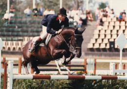 PHOTO GRAND FORMAT 1 - ENV 1 - SPORT - EQUITATION - PHOTO DEDICACEE AU DOS DU CAVALIER FRANCAIS PHILIPPE DURAND - Signed Photographs