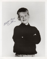 PHOTO GRAND FORMAT 1 - ENV 1 - CINEMA - PHOTO DEDICACEE DE L'ACTEUR AMERICAIN MACAULAY CULKIN - Signed Photographs