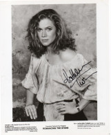 PHOTO GRAND FORMAT 1 - ENV 1 - CINEMA - PHOTO DEDICACEE DE L'ACTRICE AMERICAINE KATHLEEN TURNER - Signed Photographs