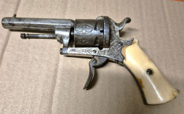 Revolver De Luxe Ciselé Crosse En Os, Type Lefaucheux, Calibre 7 Mm - Decorative Weapons
