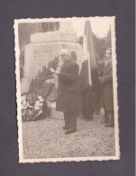 Photo Originale Vintage Snapshot  Cérémonie Au Monument Aux Morts De Phalsbourg Moselle Discours D'un Officiel   58881 - Phalsbourg