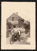 Jolie Photographie De Groupe Autour D'une Moto, Modèle à Identifer, Nord, Hauts De France, à Situer 7,8x10,8 Cm - Cycling