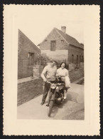 Jolie Photographie De Groupe Autour D'une Moto, Modèle à Identifer, Nord, Hauts De France, à Situer 7,8x10,8 Cm - Radsport