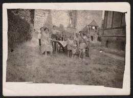 Jolie Photographie De Gens Buvant Du Vin Devant L'Hôtel Floréal à Situer, La Roche En Ardenne?? 9 X 6,5 Cm - Lugares