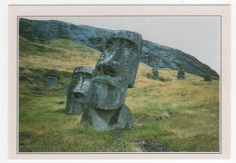 AK 214404 RAPA NUI / EASTER ISLANDS / ISLA DE PASCUA  - Osterinsel - Moai - Löpfe In Rano Raraku - Rapa Nui