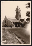 Jolie Photographie De Gens Et Camions Devant L'Eglise St Philibert De Noirmoutier En L'Ile, Vendée 6,8 X 9,7 Cm - Lugares