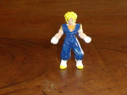 CAISSE BLEUE /  Figurine Plastique / Dragon Ball ( H 4cm )  Parfait état - Autres & Non Classés