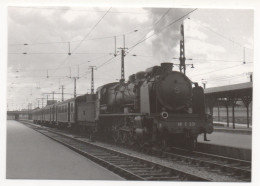 CART'ENTRAIN 2011 - PARIS-MONTPARNASSE - LA LOCOMOTIVE 141 C 231 STATIONNE AVEC UN TRAIN DE BANLIEUE "TALBOT" - Eisenbahnen