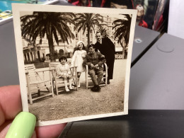 PHOTO SNAPSHOT 1930 Cannes Homme Militaire Avec Brassard Assis à Côté Fille, En Blanc, Bien Habillé Hôtel Carlton - Personas Anónimos