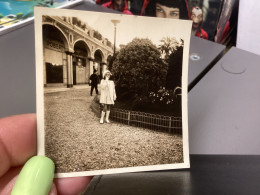 PHOTO SNAPSHOT 1930 Cannes Petite Fille En Blanc Main Dans La Bouche Derrière Homme Qui Marche Commerce Magasin Hôtel - Personas Anónimos