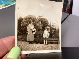 PHOTO SNAPSHOT 1930 Cannes Homme Militaire Avec Brassard Dans Les Jardins Femmes, à Côté Fille En Blanc En Culotte Court - Personas Anónimos