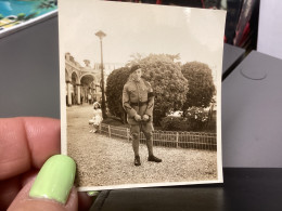 PHOTO SNAPSHOT 1930 Cannes Homme Militaire, Debout Avec Brassard, Fille, Assise Derrière En Blanc, Sur Bordure - Personas Anónimos