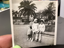 PHOTO SNAPSHOT 1930 Cannes Femme Avec Ses Filles Bien Habillé, Pareil En Blanc, Assise Sur Un Jet D’eau Fontaine Commerc - Personas Anónimos