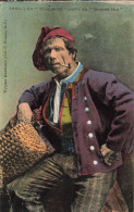 FOLKLORE - Costumes - Un Plougestel Coiffé Du Bonnet Vuz - Homme Avec Une Pipe - Carte Postale Ancienne - Costumes