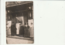 Carte Photo à Identifier Début 1900- Commerce Boucherie Avec Personnel Et Clients Devant La Devanture - A Identifier
