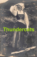 CPA NORGE NORWAY TRADITIONAL COSTUME LADY WOMAN FEMME ENERET MITTET - Noorwegen