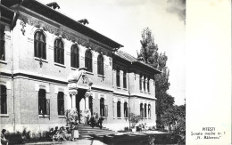 ROMANIA PITESTI - SECONDARY SCHOOL NO. 1 ''N. BALCESCU'', BUILDING, ARCHITECTURE, PEOPLE ON THE BENCH - Segnatasse