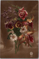 CPA.    FLEURS.   Bouquet. : Roses, Pensées Marguerites, Iris - Fleurs