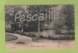 88 VOSGES - CP ANIMEE VITTEL - DANS LE PARC - A. F. EDITEUR N° 75 - Vittel