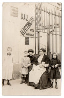 Famille Dans Une Cour D'immeuble. Publicité Becs Manchons. Cours De Piano Et Garde Malade. Carte Photo Non Située - Groupes D'enfants & Familles