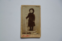 Photographie CDV -  Enfant Sur Une Chaise    -  Photographie  Edouard PIERRE -  36 Rue De Paris  -  BREST  -  Finistère - Other & Unclassified