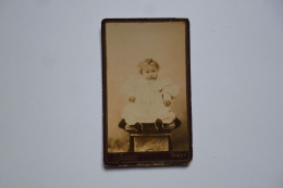 Photographie CDV -  Enfant     -  Photographie INIZAN  -  90, Rue De Paris    -  BREST  -  Finistère - Autres & Non Classés