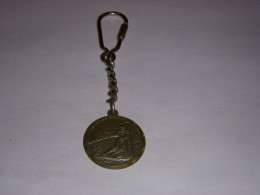 PORTE CLEFS 37 MOUSQUETON CHALLENGE SKI CAISSE D'EPARGNE 1983 METAL              - Llaveros