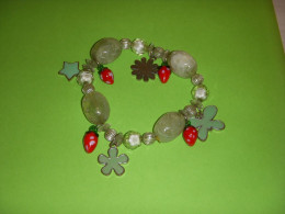 102 BRACELET 4 GROSSES PERLES VERT PALE 4 BRELOQUES VERT PALE 4 BRELOQUES FRAISE - Armbanden