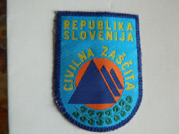 REPUBLIC SLOVENE +PROTECTION CIVIL : TRES BEL ECUSSON   DE LA PROTECTION CIVIL DE LA REPUBLIQUE SLOVENE - Ecussons Tissu