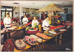 00678 ● BORMES-LES-MIMOSAS Var LA MANNE Village Vacances Le Restaurant Personnel Serveurs Buffet Libre-Service 1980s - Bormes-les-Mimosas