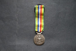 Médaille Ancienne Association Des Anciens Sous Officiers Des Armées De Terre, De Mer Et De L'air - Francia