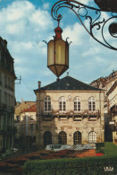 PLOMBIERES Les BAINS  -Place Du Bain Romain    CPM Dentelée - Plombieres Les Bains