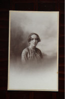 34 - BEZIERS : Carte Photo D'une Femme ( VIDAL Photographe  23 Rue Francaise)) - Beziers