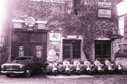 Panhard Dyna Junior Avec Des Scooters Lambretta Devant Un Garage  -  15x10cms  PHOTO - PKW