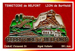 SUPER PIN'S VILLE : TERRITOIRE De BELFORT Avec Son LION De Bartholdi En Zamac Base Or Signé Valbhor - Città