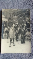 CPA PHOTO 2 HOMMES DEGUISES SUR CHEVAUX  PAS DE SEPARATION CP - Horses