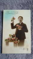 CPA FANTAISIE HOMME BONNE FETE JEUNE HOMME AVEC PLEIN DE ROSES BOUQUET RP 1567 - Männer