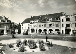 28* LA LOUPE  Place De La Mairie  (CPSM 10,5x15cm)   RL16,1680 - La Loupe