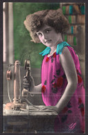 Postcard - 1930 - Colorized - Girl Posing With A Phone - Ritratti