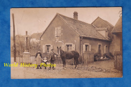 CPA Photo - ALSACE ? ALLEMAGNE ? SUISSE ? à Situer Au Verso - Femme & Enfant Avec Sabots Cheval Calvaire Envoi à Belfort - To Identify