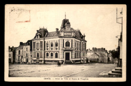 53 - ERNEE - HOTEL DE VILLE ET ROUTE DE FOUGERES - Ernee