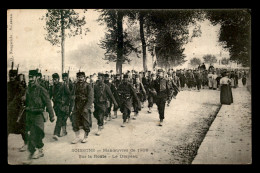 02 - SOISSONS - MANOEUVRES DE 1906 - SUR LA ROUTE - LE DRAPEAU - Soissons