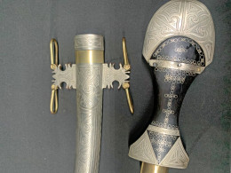 SUPERBE COUTEAU KOUMMYA TOUAREG  DU MAGHREB, XX° SIECLE, LAITON EBENE, ET FER BLANC - Armes Blanches