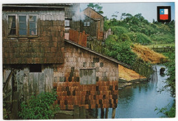 AK 214480 CHILE - Chiloe - Casas De Tejuelas En El Lago Huillinco - Chile