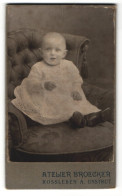 Fotografie Atelier Broecker, Rossleben A. Unstrut, Portrait Säugling Auf Einem Sessel  - Anonymous Persons
