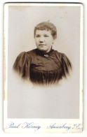 Fotografie Paul Körnig, Annaberg I. E., Portrait Junge Frau In Schwarzem Kleid  - Anonymous Persons