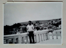 Photographie - Homme Marchant Dans La Ville Dans Les Montagnes. - Lugares