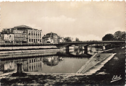 17 SAINTES LES QUAIS ET LE PONT - Saintes